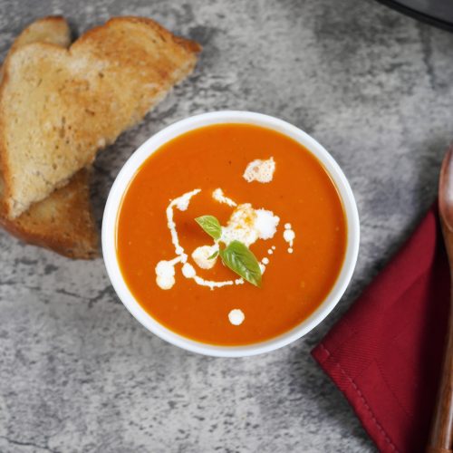 Slow cooker roasted tomato and garlic soup